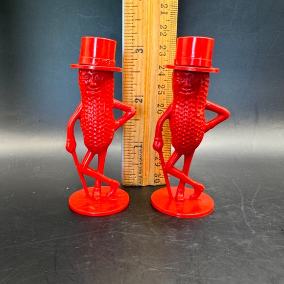 Red Mr. Peanut plastic salt and pepper shaker set. Excellent vintage condition. - Picture 7 of 9